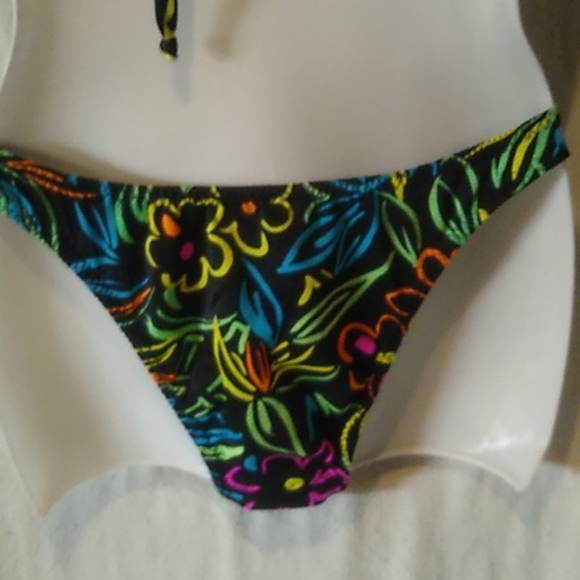 Bikini - Picture 5 of 6